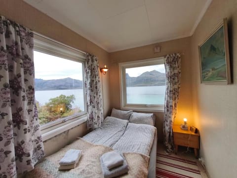 Midnight-sun and Northern-lights house by ocean House in Lofoten