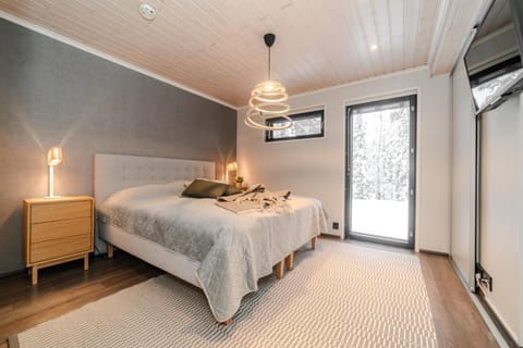 Bed, TV and multimedia, Photo of the whole room, Bedroom, towels