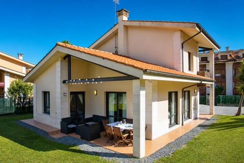 Property building, Facade/entrance, Garden, Balcony/Terrace, Garden view