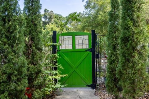 Luxury Retreat Just Steps from UF Main Campus House in Gainesville