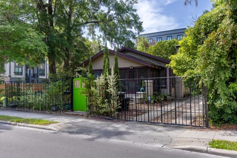 Luxury Retreat Just Steps from UF Main Campus House in Gainesville