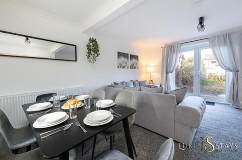 Luke Stays - Gray Ave Apartment in Durham