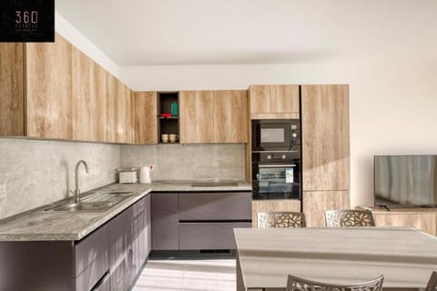 Kitchen or kitchenette, Dining area, minibar, oven, stove