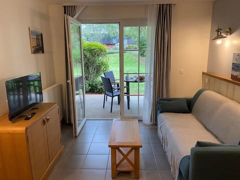 Garden, TV and multimedia, Living room, Seating area, Dining area, Garden view