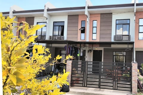 Property building, Day, Balcony/Terrace