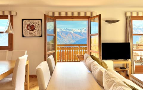 Natural landscape, Living room, Mountain view