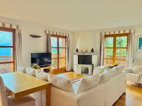 Communal lounge/ TV room, Natural landscape, TV and multimedia, Living room, Seating area, Evening entertainment