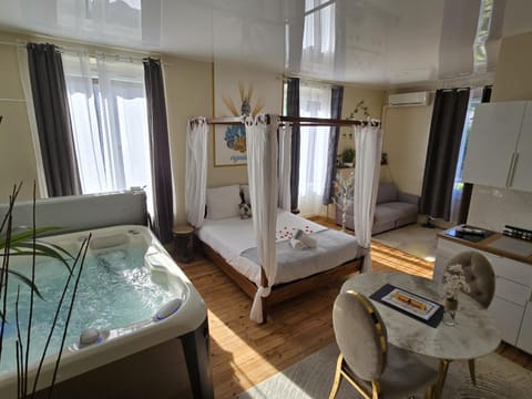 Bed, Hot Tub, Living room, kitchen