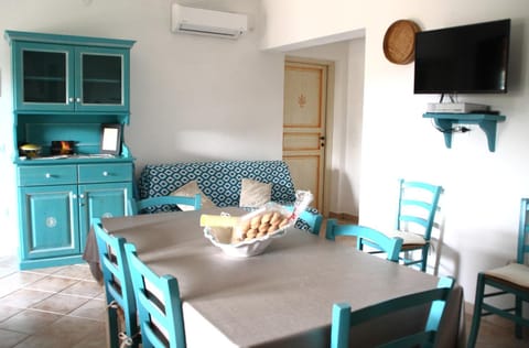 Living room, Dining area, Food, air conditioner