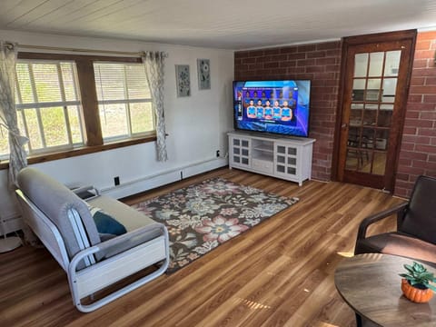 Naples Village Retreat - Heart of the Lakes Region House in Naples