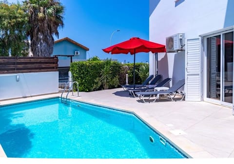 Property building, Garden, Swimming pool