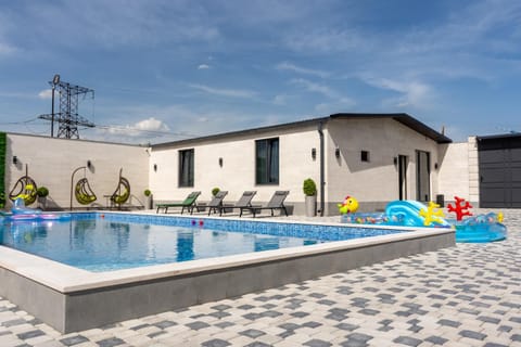 Property building, Day, Pool view, Swimming pool, sunbed