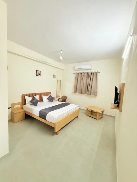 Bed, TV and multimedia, Bedroom
