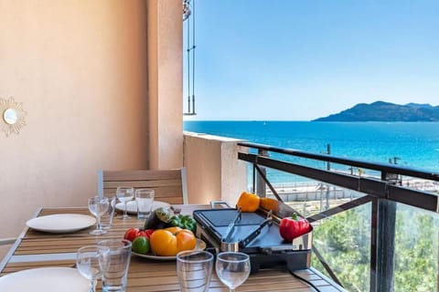 Le Cannes Beach 496 - Vue mer 180 piscine & plage Apartment in Cannes