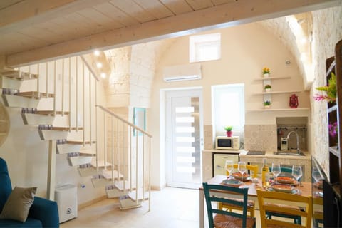 TV and multimedia, Kitchen or kitchenette, Living room, Seating area, Dining area