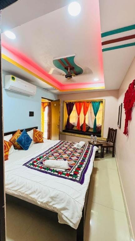 Bed, Living room, Photo of the whole room, Seating area, Bedroom
