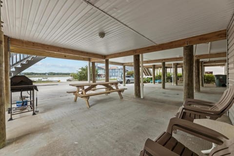 FREEDOM! 100 yds to the Beach with lake view too! House in North Myrtle Beach