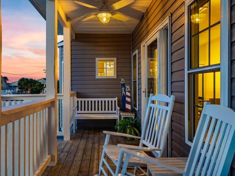 FREEDOM! 100 yds to the Beach with lake view too! House in North Myrtle Beach