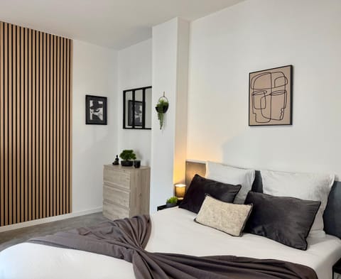 Bed, Living room, Photo of the whole room, Seating area, Bedroom