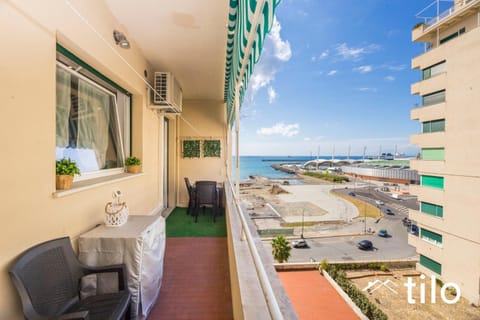 Communal lounge/ TV room, Day, Natural landscape, Balcony/Terrace, Seating area, Dining area, Evening entertainment, City view, Sea view