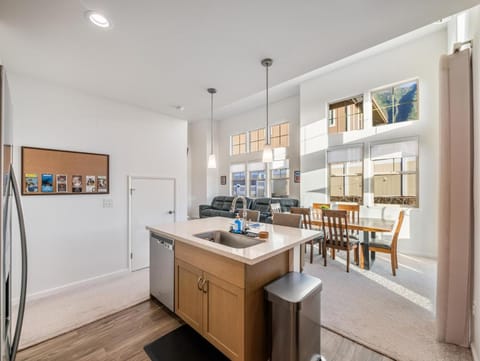 Kalo Homes - Mauka to Makai House in Makaha Valley