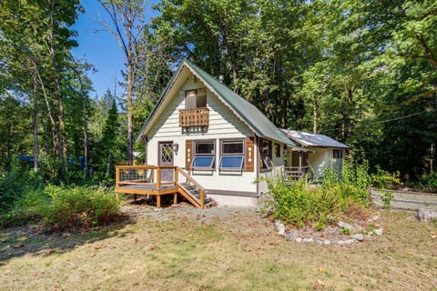 Walk to Skykomish River Wooded Escape with Fire Pit House in Baring