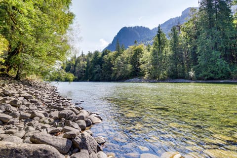 Walk to Skykomish River Wooded Escape with Fire Pit House in Baring