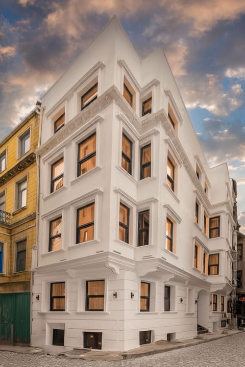 Property building, Day, Location