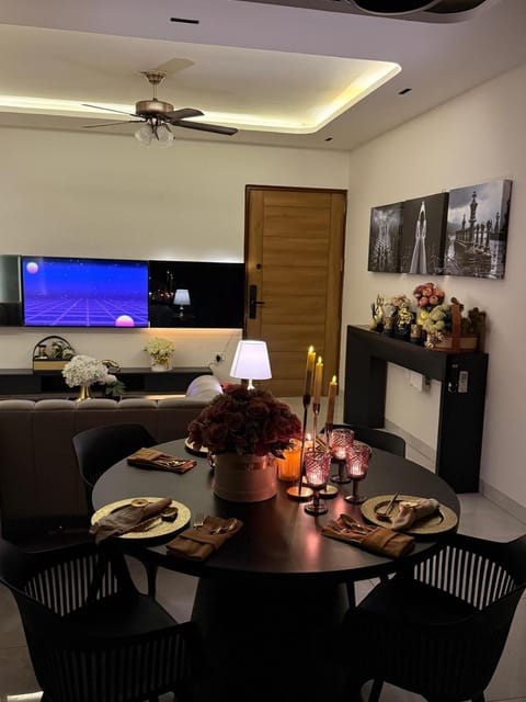Communal lounge/ TV room, TV and multimedia, Living room, Food and drinks, Seating area, Dining area, Evening entertainment
