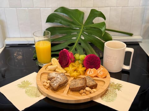 Maui B&B - 3 Ensuite Rooms - Steps from Beach w AC Bed and Breakfast in Kapalua