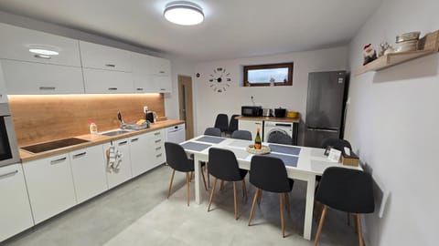 Kitchen or kitchenette, Seating area, Dining area, dishwasher, microwave, minibar, oven, stove, dryer