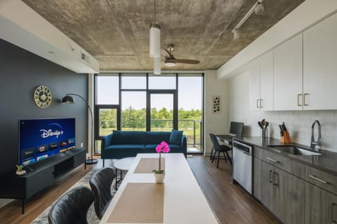 Vibrant 2BR Stay Pool, Sauna and Lounge Apartment in Vestavia Hills