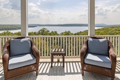 Shore Enough, Carlton Landing Lakeview House in Longtown