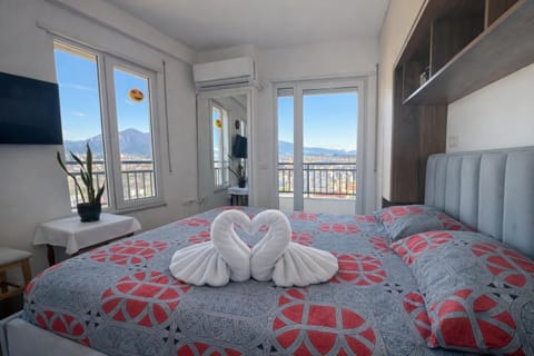 Bed, Natural landscape, TV and multimedia, View (from property/room), Balcony/Terrace, Photo of the whole room, Bedroom, Mountain view, Mountain view, towels, VIP