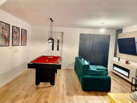 Communal lounge/ TV room, Game Room, TV and multimedia, Living room, Seating area