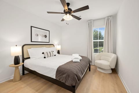 Home Base - Stays of 30 days or more - 2mi to Downtown House in Fayetteville