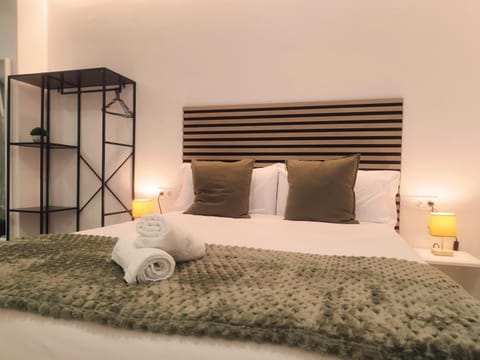 Bed, Bedroom, towels