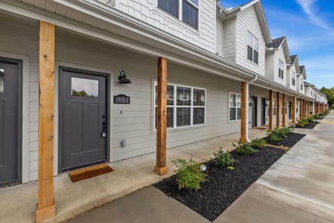 The Outfield - Stays of 30 days or more - 2mi to Downtown House in Fayetteville