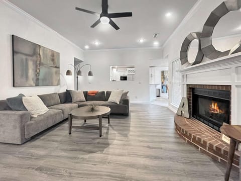 Razorback Retreat- 5 mi to University of Arkansas House in Fayetteville