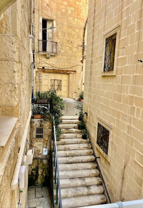 Cute apartment in quiet Valletta Alley Apartment in Valletta