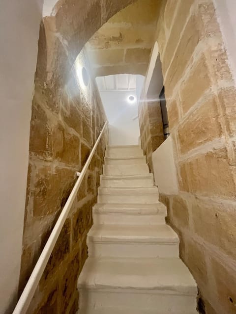 Cute apartment in quiet Valletta Alley Apartment in Valletta