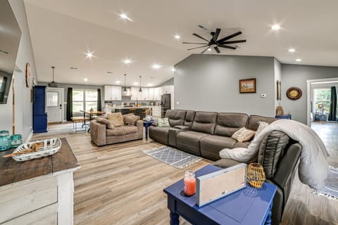 Walk to Lake Barkley! Family Home with Outdoor Oasis House in Lake Barkley