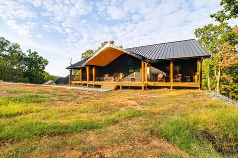 Walk to Lake Barkley! Family Home with Outdoor Oasis House in Lake Barkley