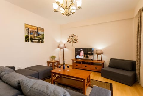 Communal lounge/ TV room, TV and multimedia, Living room, Seating area, Evening entertainment