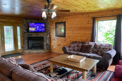 Three Bears Lodge - Outdoor Hot Tub, Game Room, Pet Friendly + Chalet Village Resort Access House in Gatlinburg