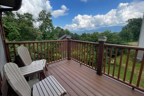Three Bears Lodge - Outdoor Hot Tub, Game Room, Pet Friendly + Chalet Village Resort Access House in Gatlinburg