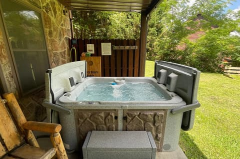 Three Bears Lodge - Outdoor Hot Tub, Game Room, Pet Friendly + Chalet Village Resort Access House in Gatlinburg