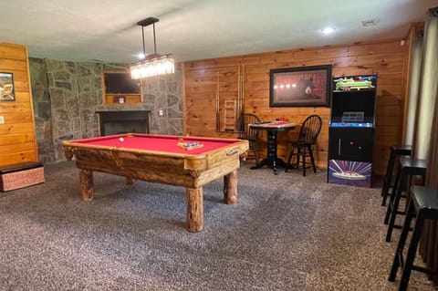 Three Bears Lodge - Outdoor Hot Tub, Game Room, Pet Friendly + Chalet Village Resort Access House in Gatlinburg