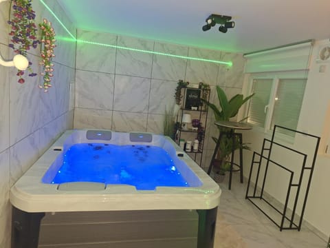 Hot Tub, Spa and wellness centre/facilities
