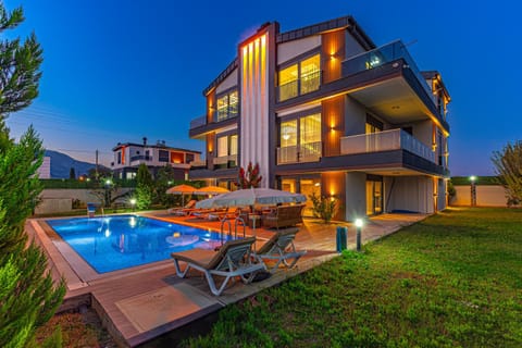 Property building, Garden, Swimming pool